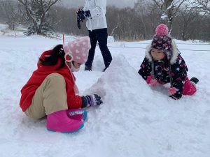 かまくら作りをする子ども