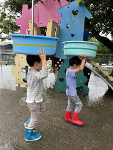 頭の上にたらいをのせた子どもたち